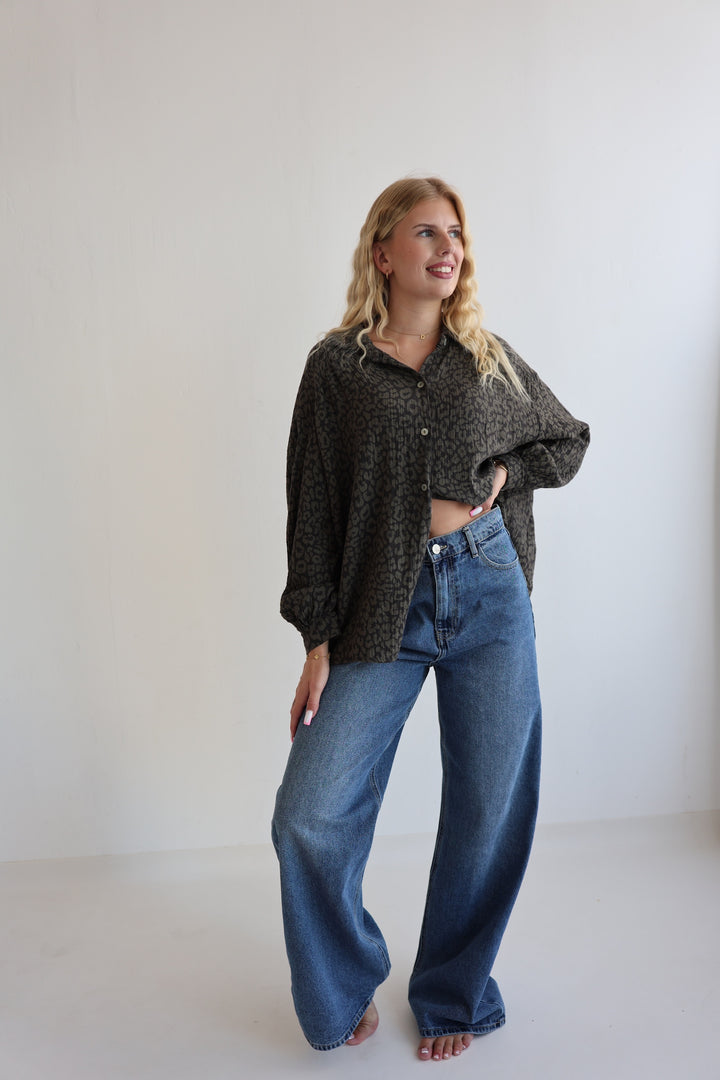 Kurzes Blusenhemd aus Musselin mit Leoprint Leolove