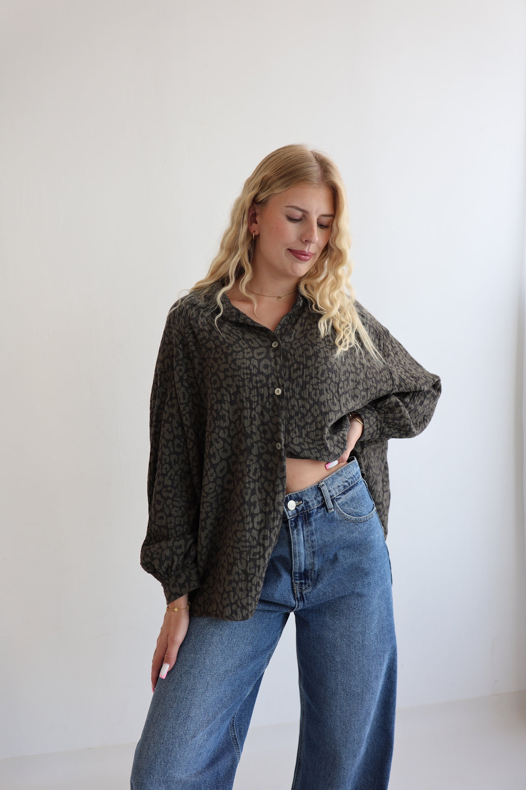 Kurzes Blusenhemd aus Musselin mit Leoprint Leolove