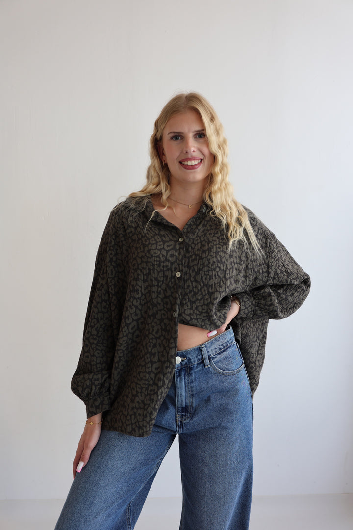 Kurzes Blusenhemd aus Musselin mit Leoprint Leolove