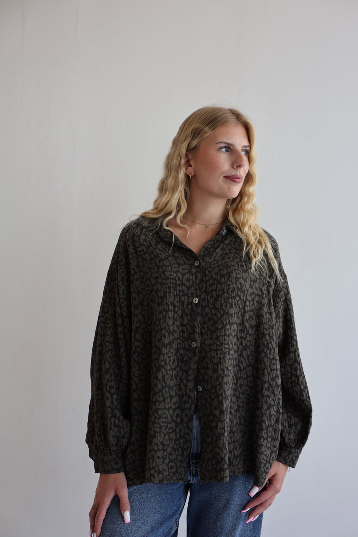 Kurzes Blusenhemd aus Musselin mit Leoprint Leolove