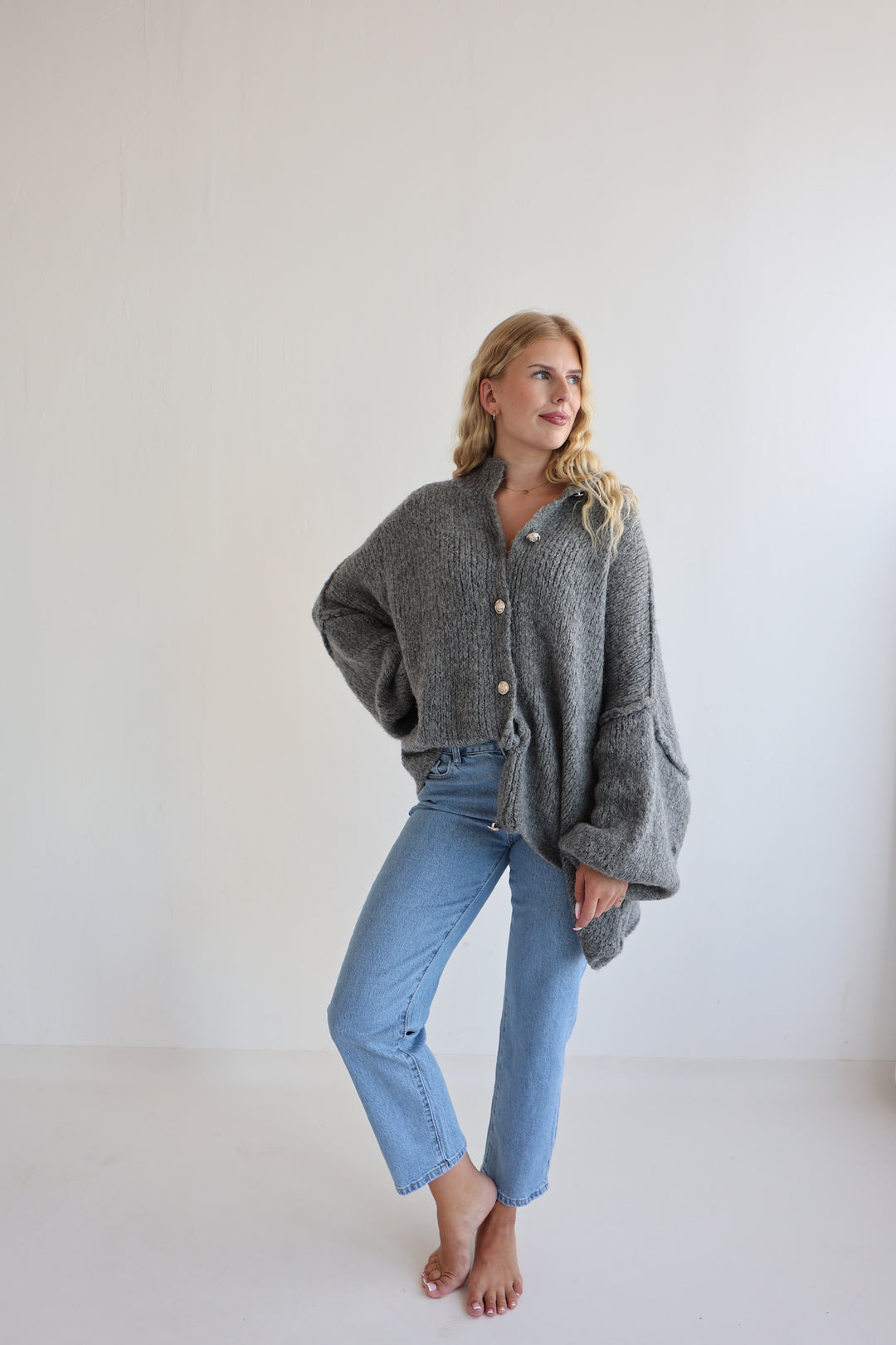 Langer Oversize Cardigan mit goldenen Manschettenknöpfen Claire