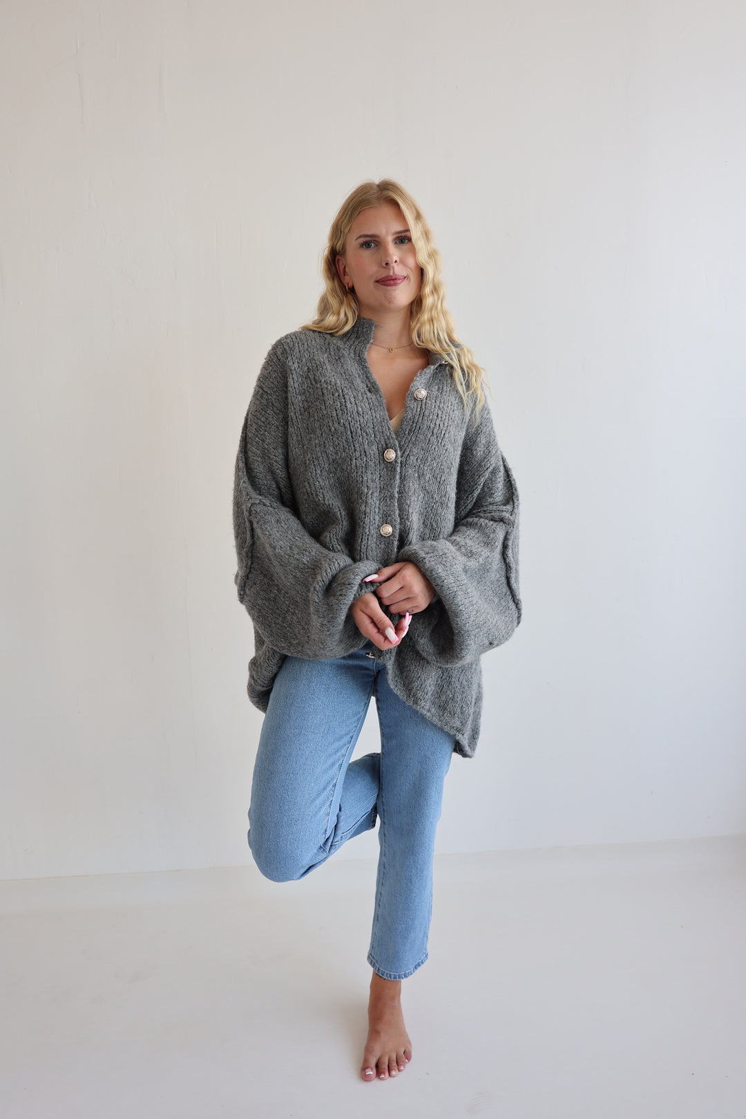 Langer Oversize Cardigan mit goldenen Manschettenknöpfen Claire