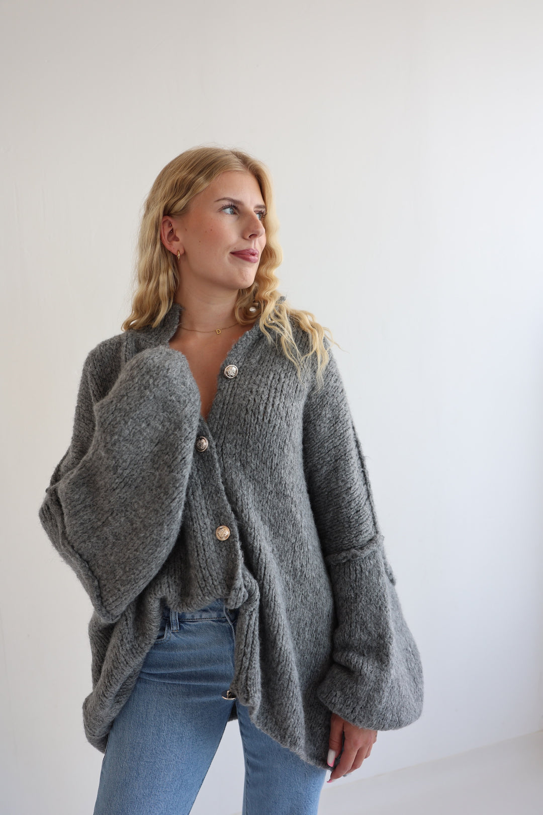 Langer Oversize Cardigan mit goldenen Manschettenknöpfen Claire