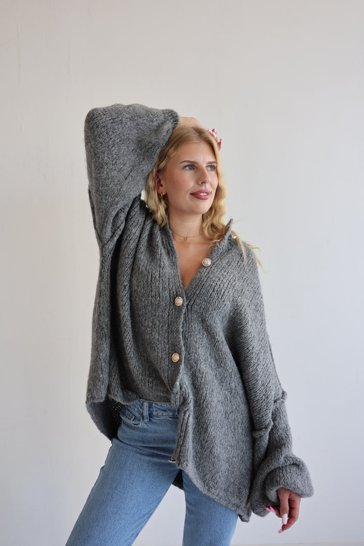 Langer Oversize Cardigan mit goldenen Manschettenknöpfen Claire