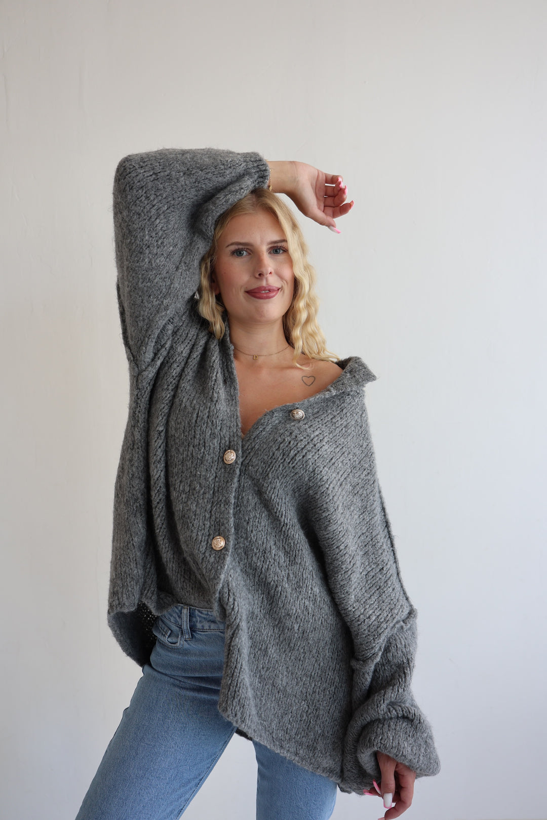 Langer Oversize Cardigan mit goldenen Manschettenknöpfen Claire