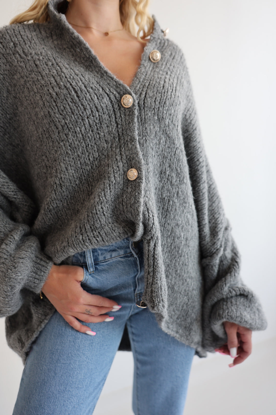 Langer Oversize Cardigan mit goldenen Manschettenknöpfen Claire