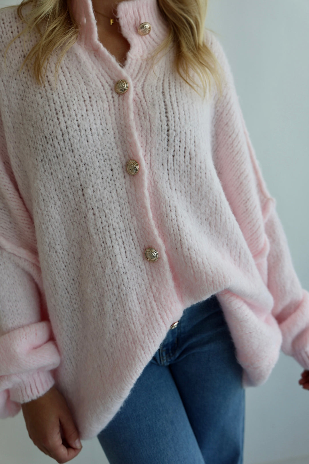 Langer Oversize Cardigan mit goldenen Manschettenknöpfen Claire