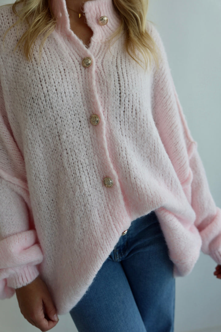 Langer Oversize Cardigan mit goldenen Manschettenknöpfen Claire