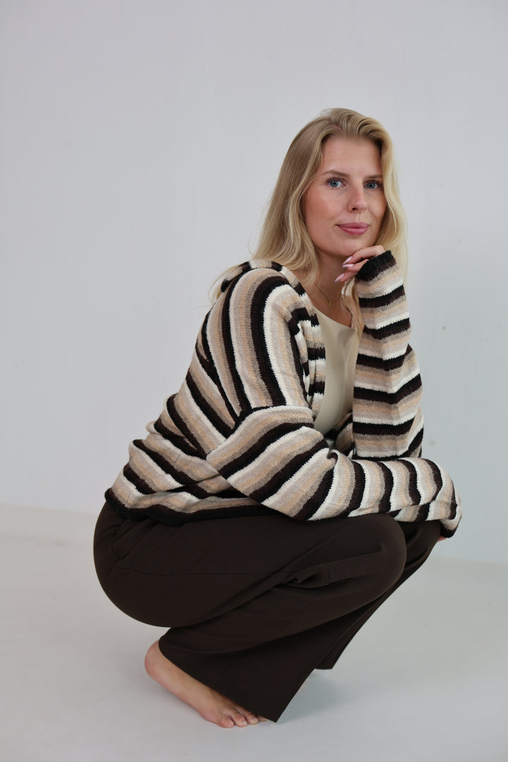 Gestreifte Strickjacke mit Mini-Stehkragen Hannah