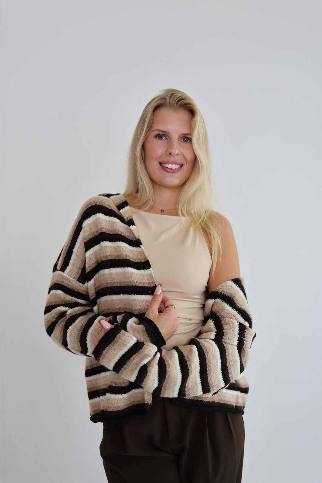 Gestreifte Strickjacke mit Mini-Stehkragen Hannah