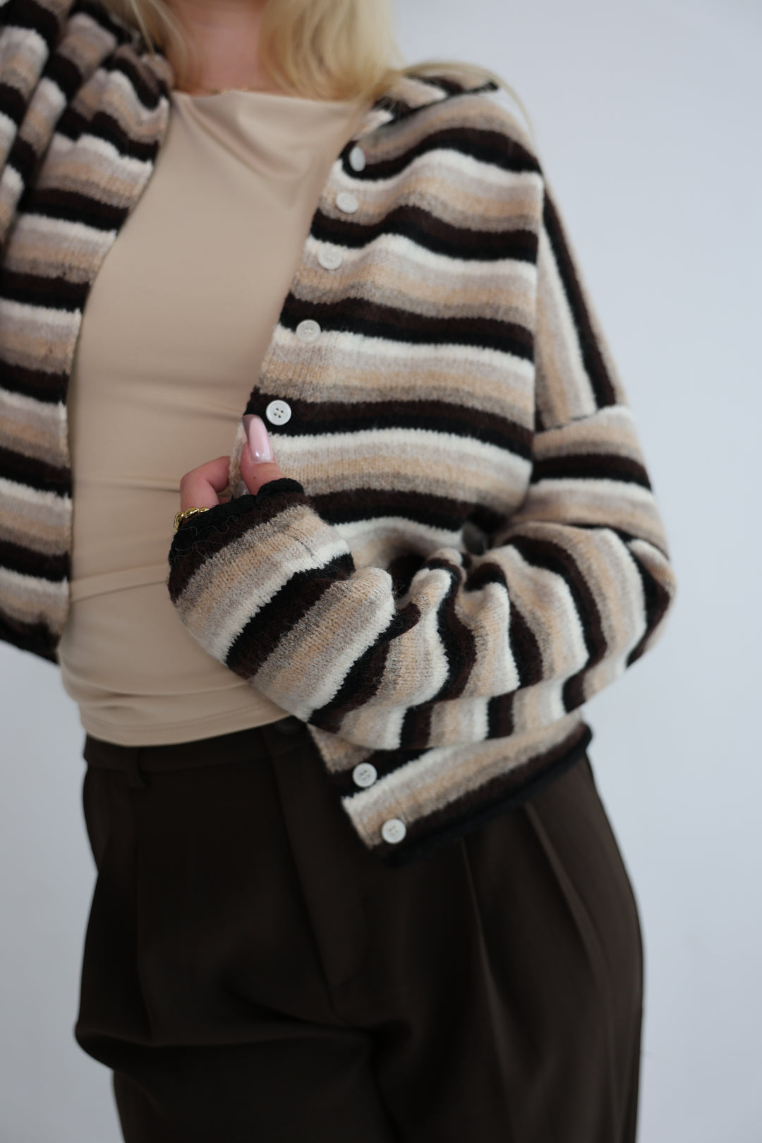 Gestreifte Strickjacke mit Mini-Stehkragen Hannah