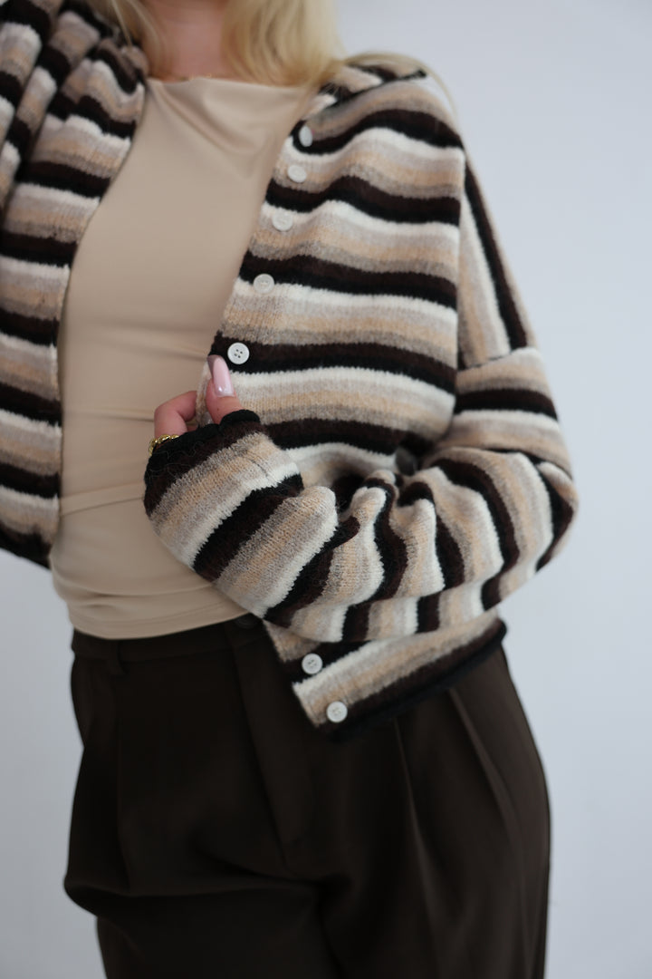 Gestreifte Strickjacke mit Mini-Stehkragen Hannah