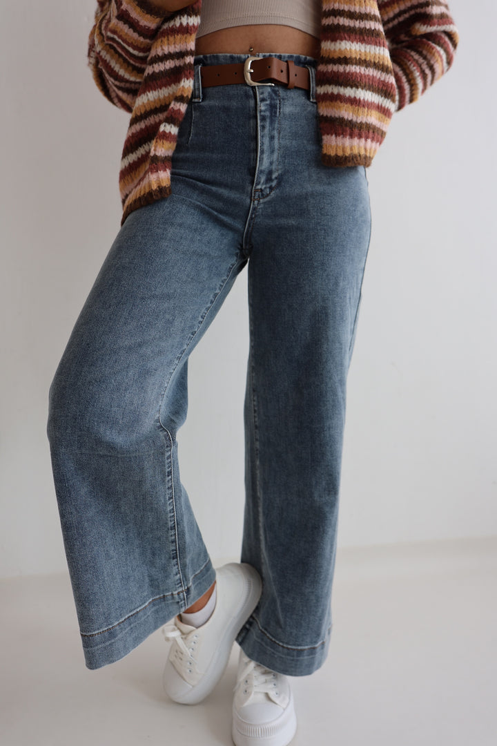 Short Wide Leg Jeans mit Gürtel Kendra