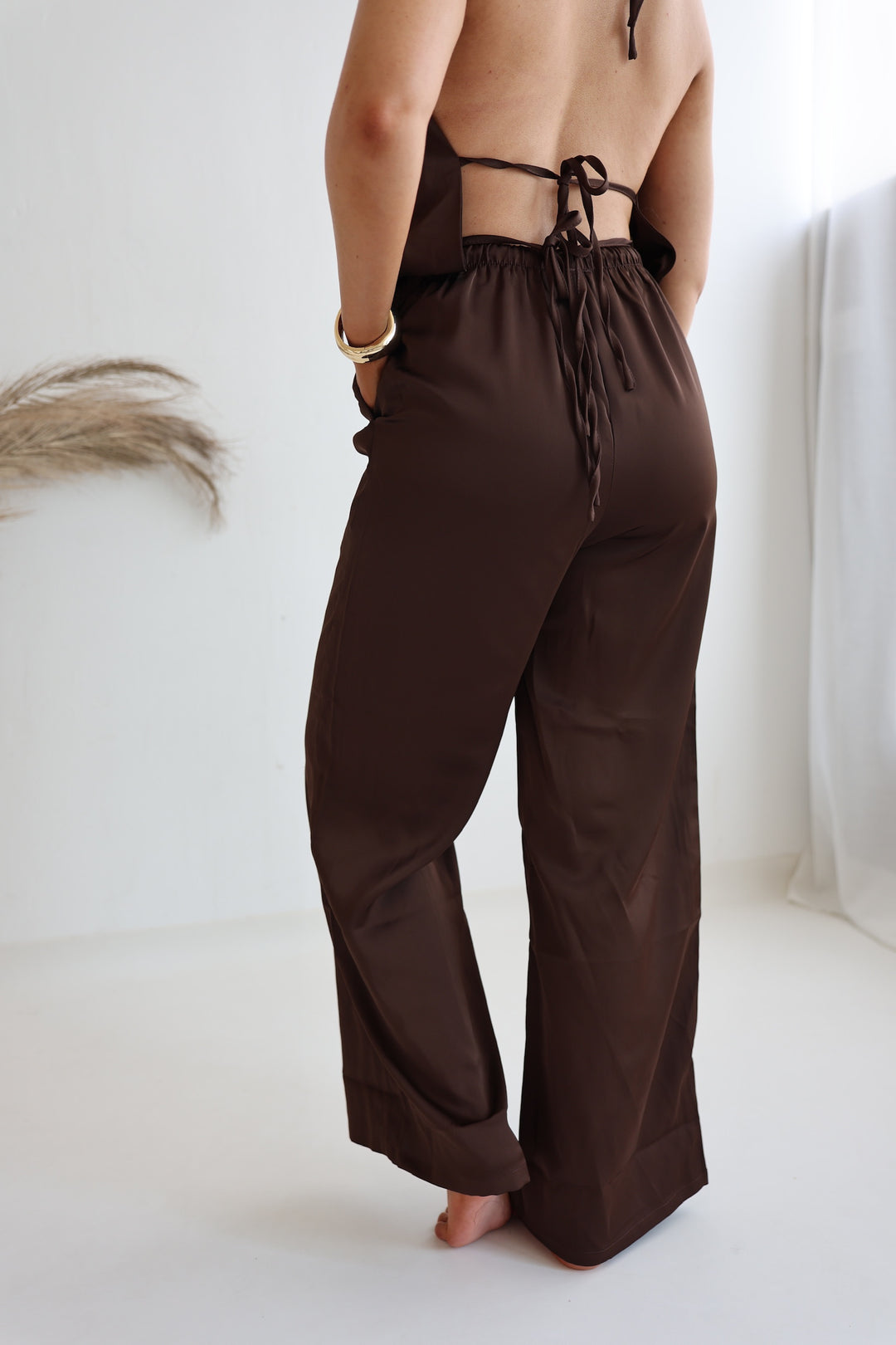 Lockere Hose in Satinoptik Coffee