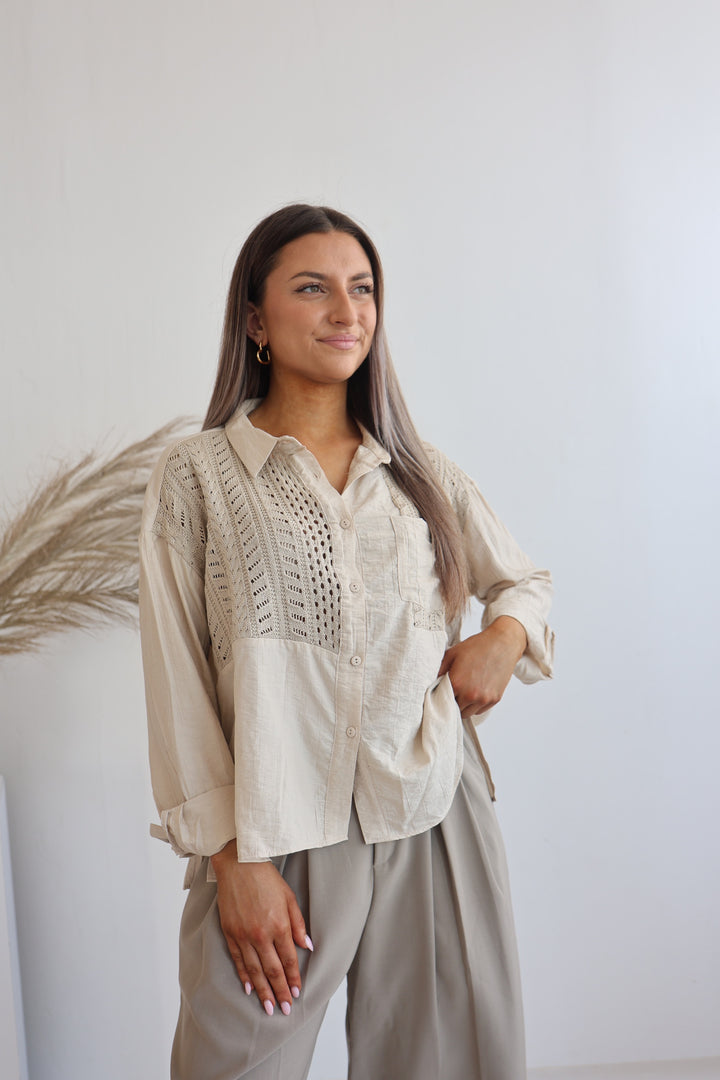 Lockere Bluse mit Häkeldetails Mirella