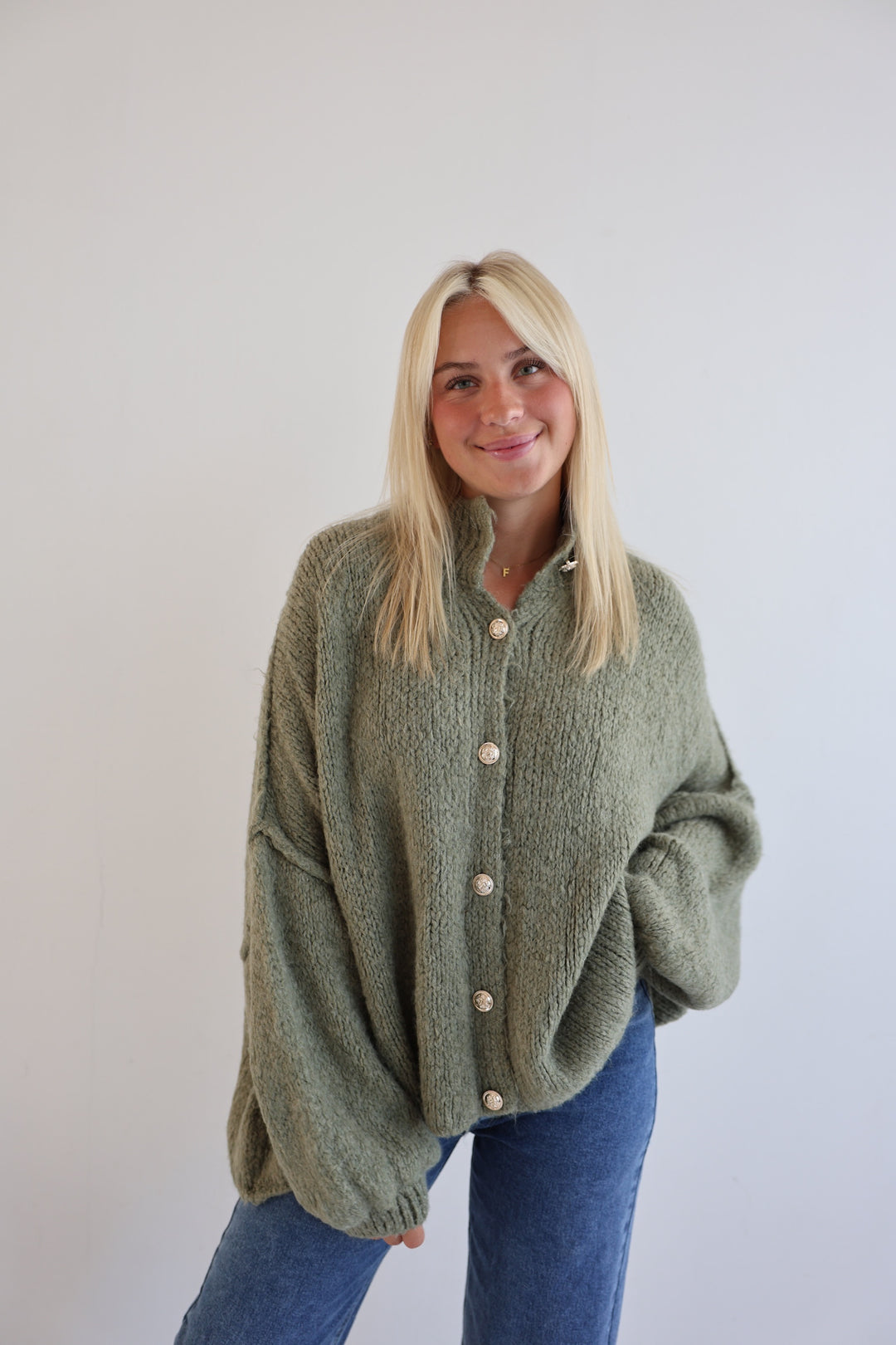 Langer Oversize Cardigan mit goldenen Manschettenknöpfen Claire