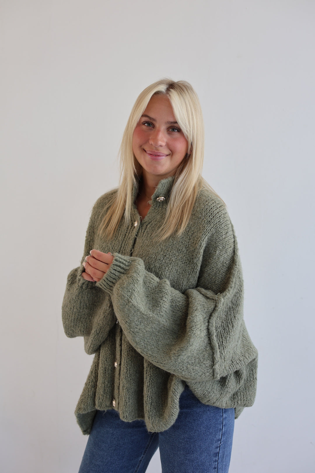 Langer Oversize Cardigan mit goldenen Manschettenknöpfen Claire