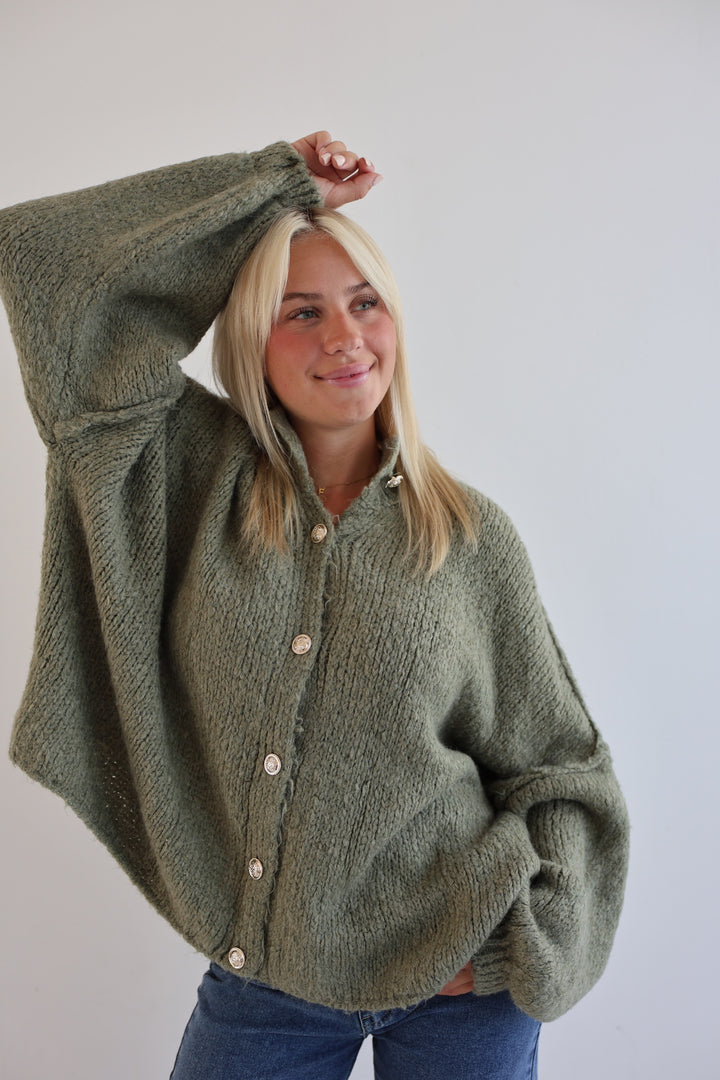 Langer Oversize Cardigan mit goldenen Manschettenknöpfen Claire