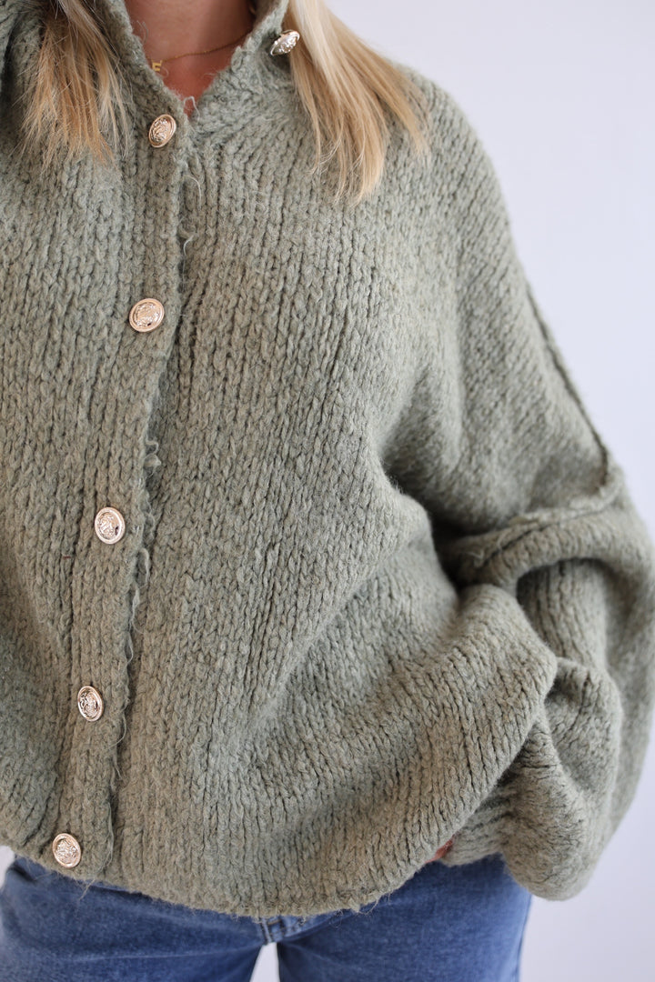 Langer Oversize Cardigan mit goldenen Manschettenknöpfen Claire