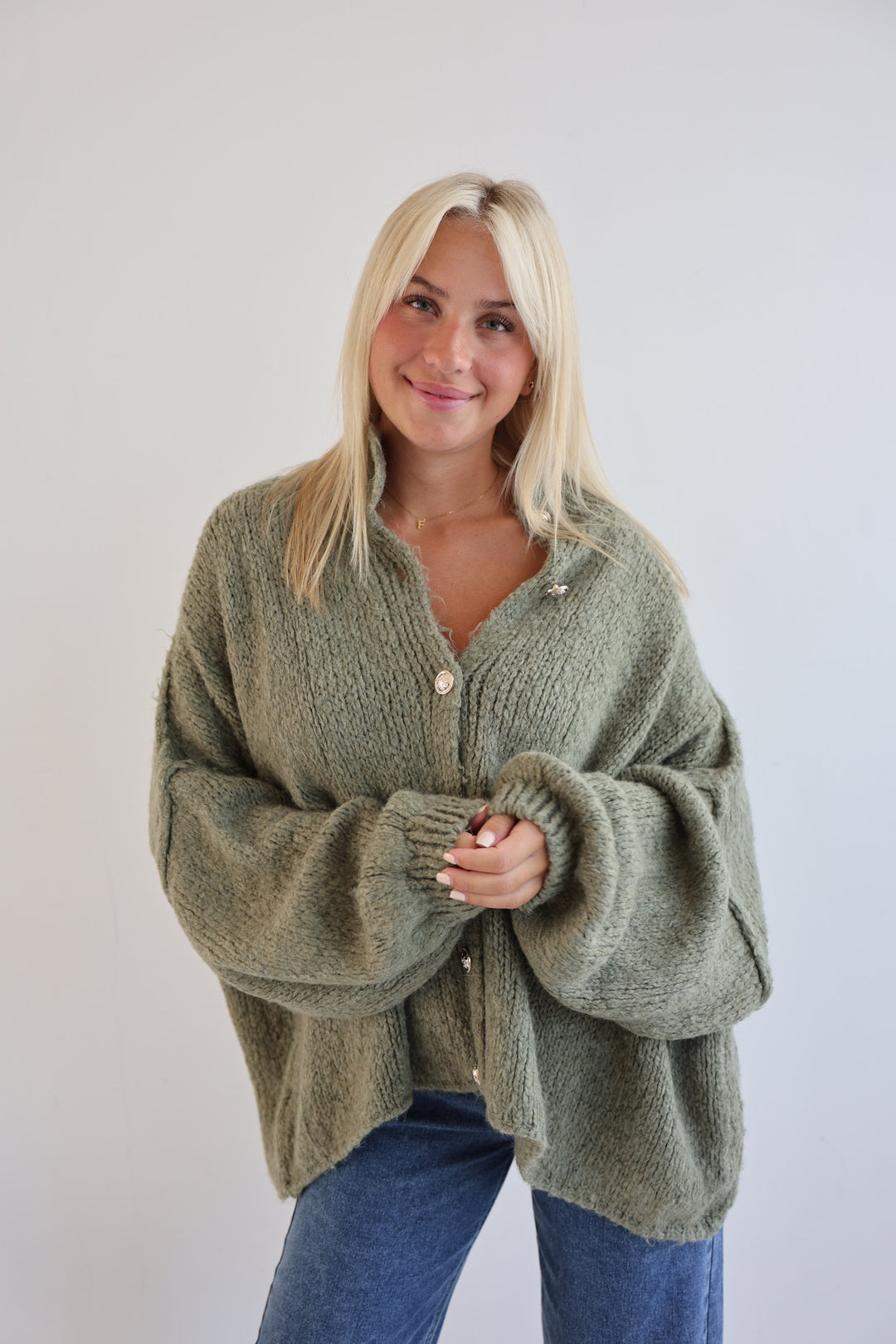Langer Oversize Cardigan mit goldenen Manschettenknöpfen Claire