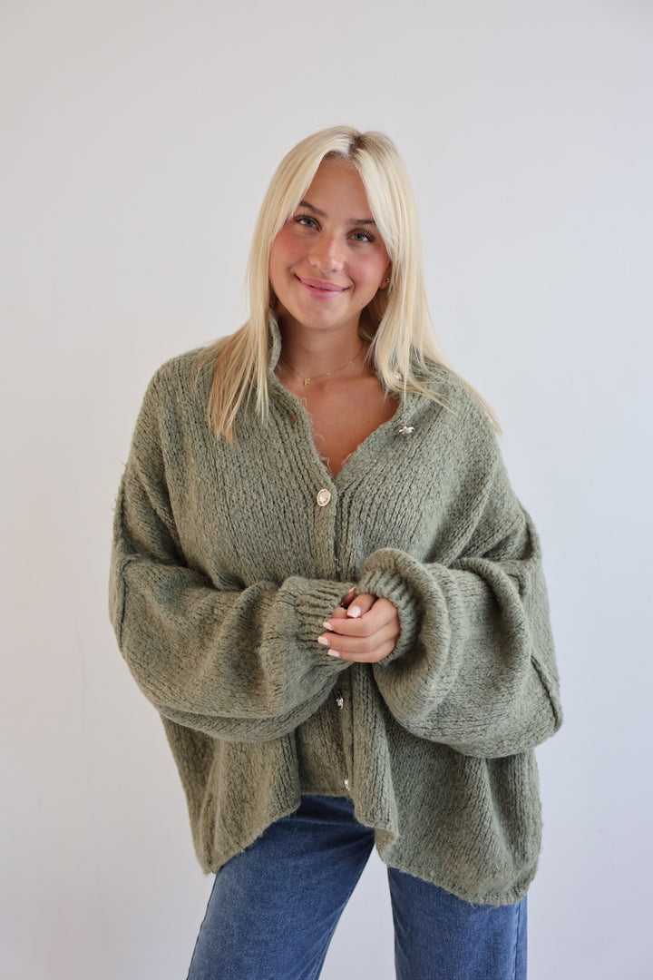 Langer Oversize Cardigan mit goldenen Manschettenknöpfen Claire