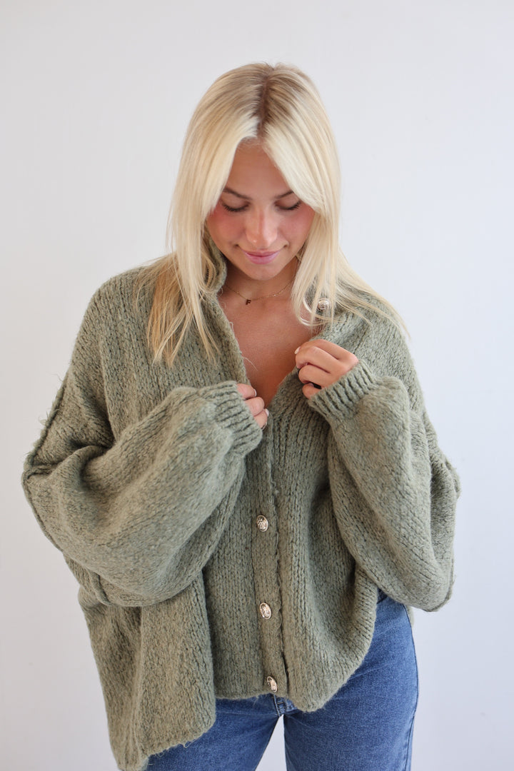 Langer Oversize Cardigan mit goldenen Manschettenknöpfen Claire