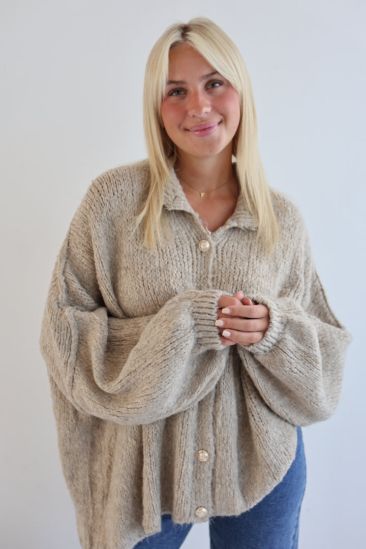 Langer Oversize Cardigan mit goldenen Manschettenknöpfen Claire