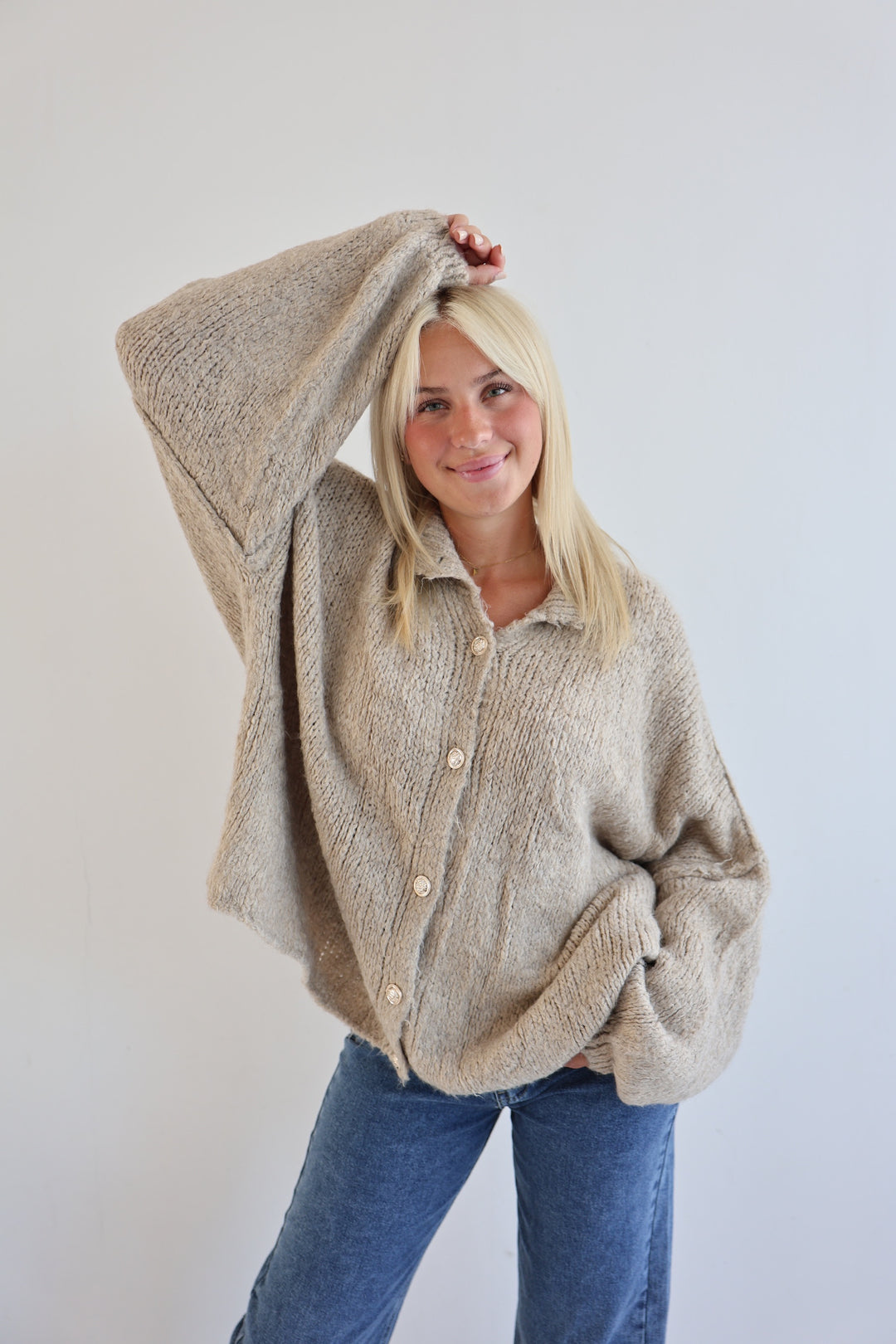 Langer Oversize Cardigan mit goldenen Manschettenknöpfen Claire