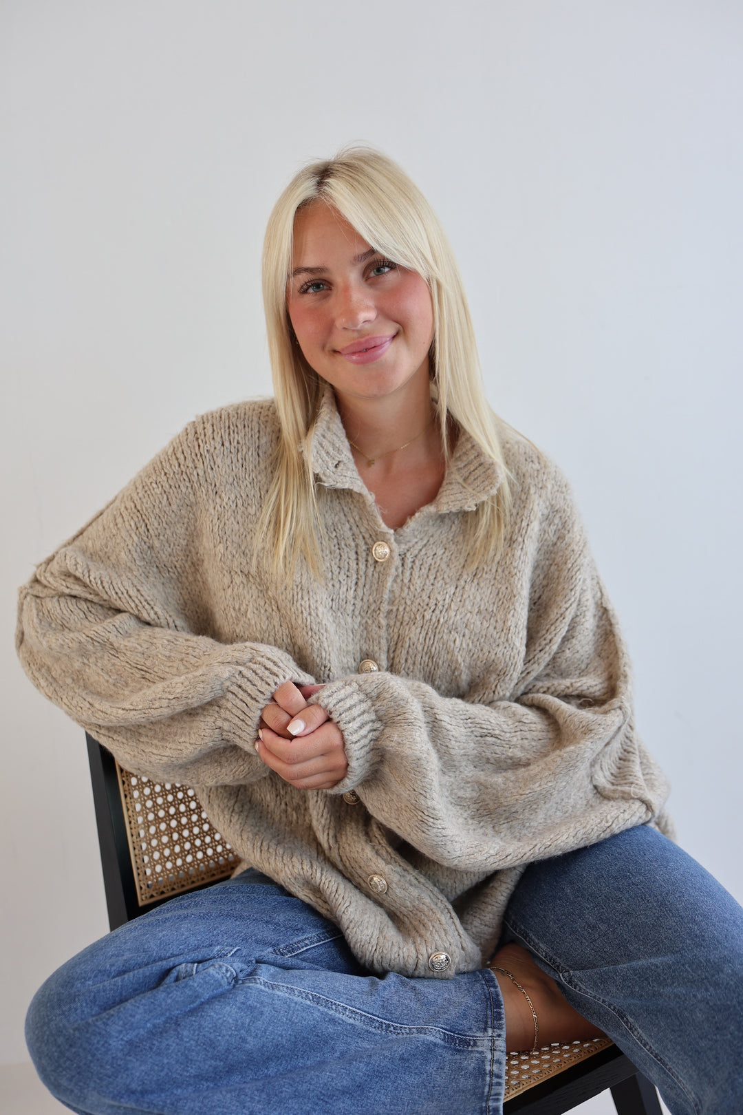 Langer Oversize Cardigan mit goldenen Manschettenknöpfen Claire