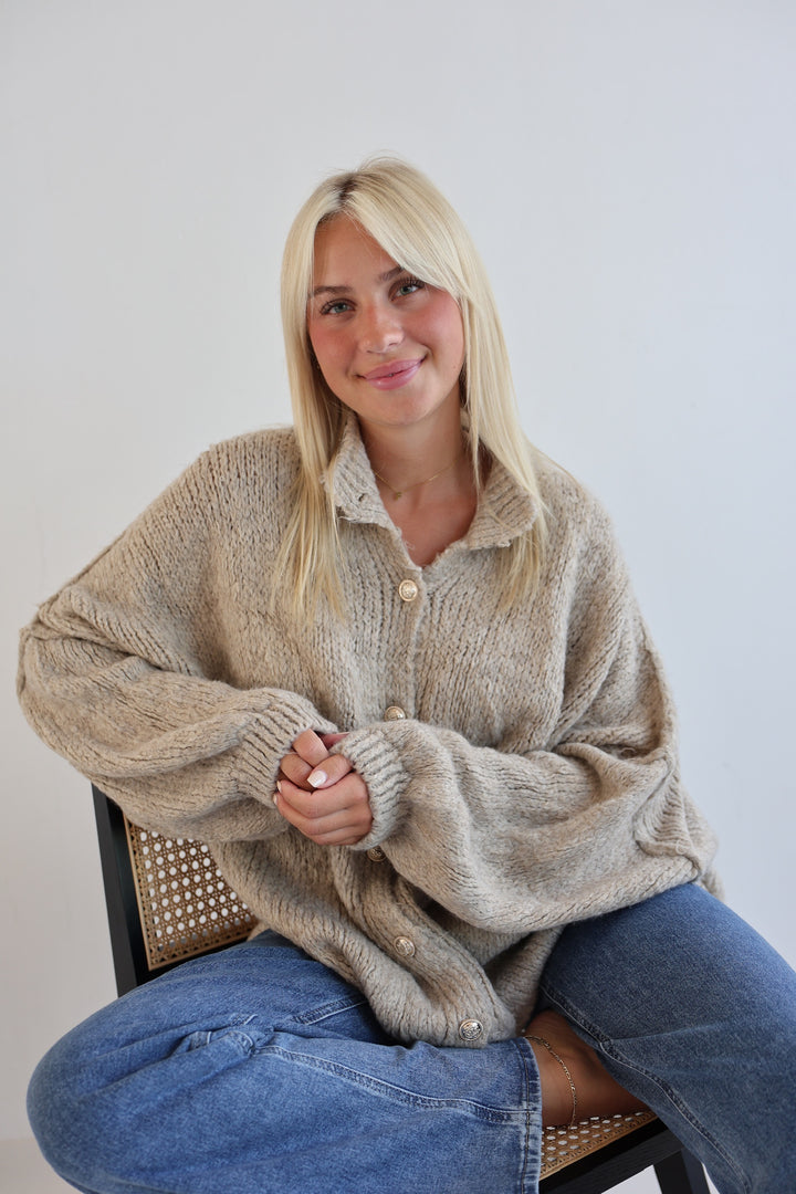 Langer Oversize Cardigan mit goldenen Manschettenknöpfen Claire