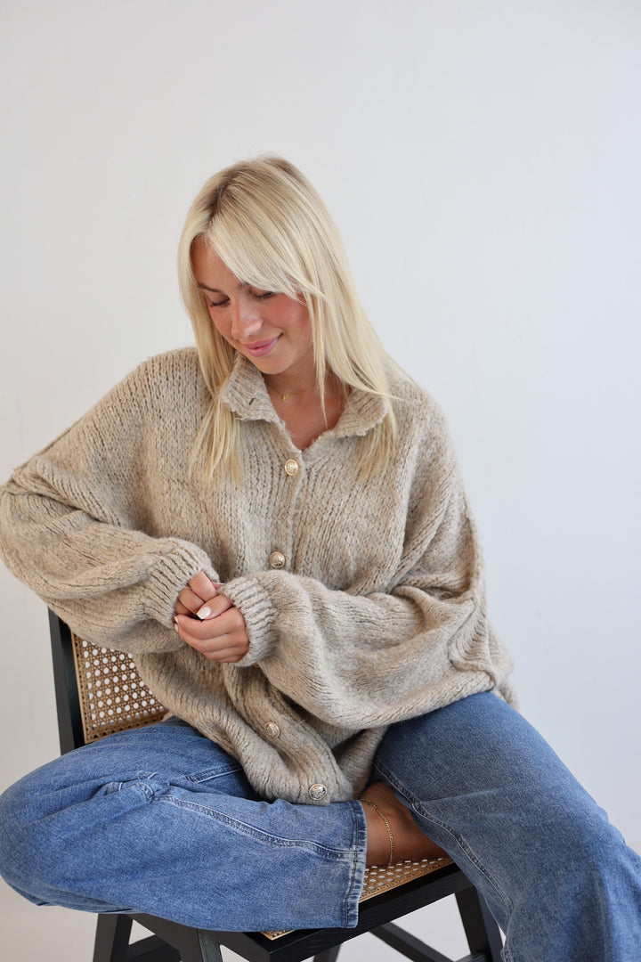Langer Oversize Cardigan mit goldenen Manschettenknöpfen Claire