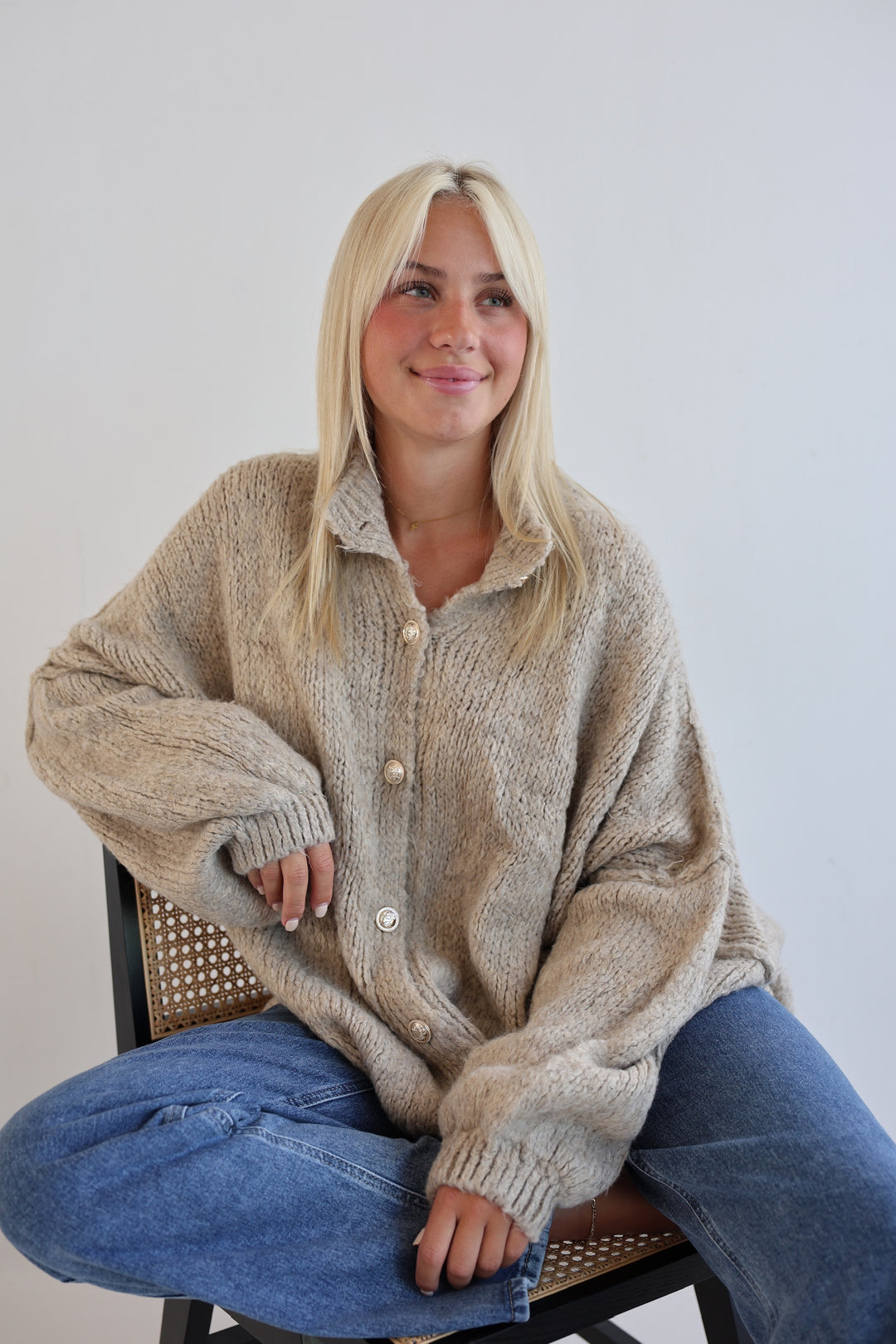 Langer Oversize Cardigan mit goldenen Manschettenknöpfen Claire