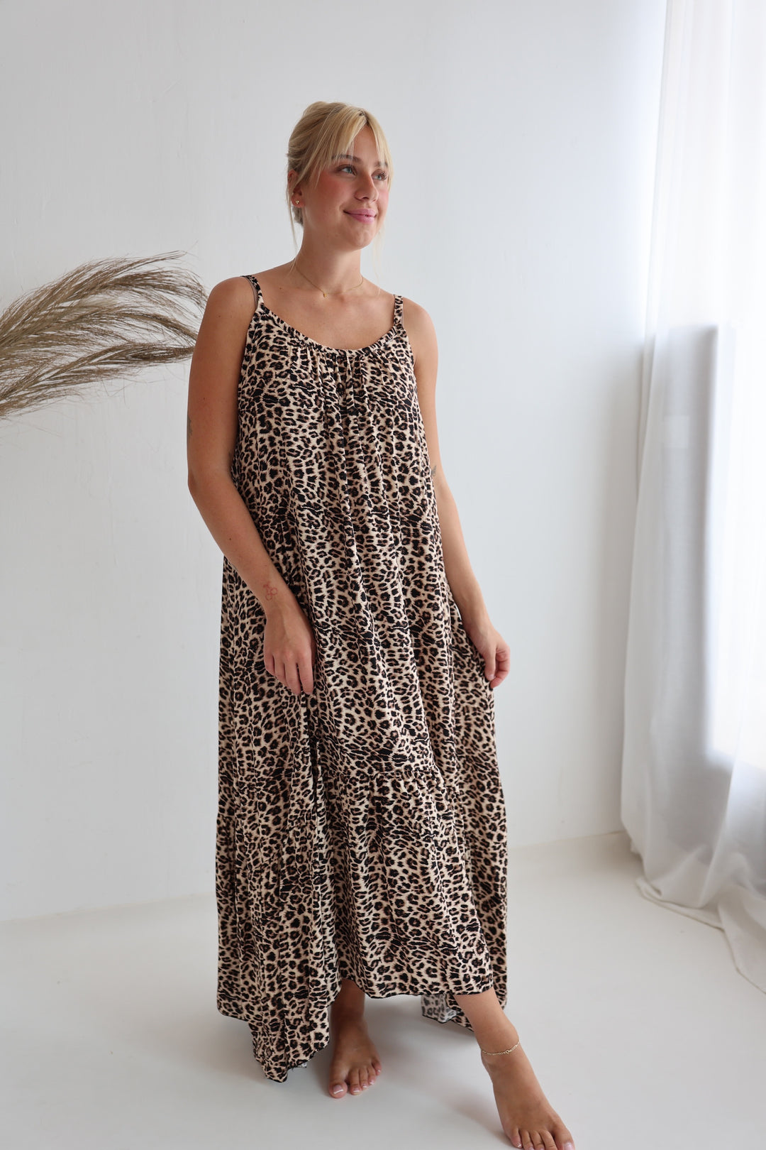 Langes Kleid mit Leoprint und Spaghettiträgern Mary