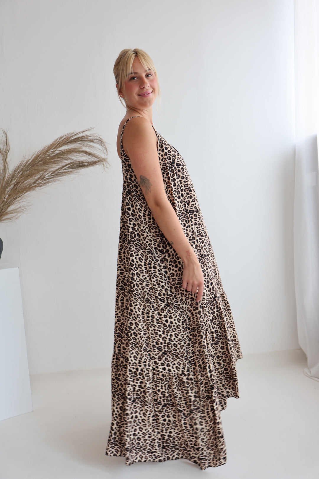Langes Kleid mit Leoprint und Spaghettiträgern Mary