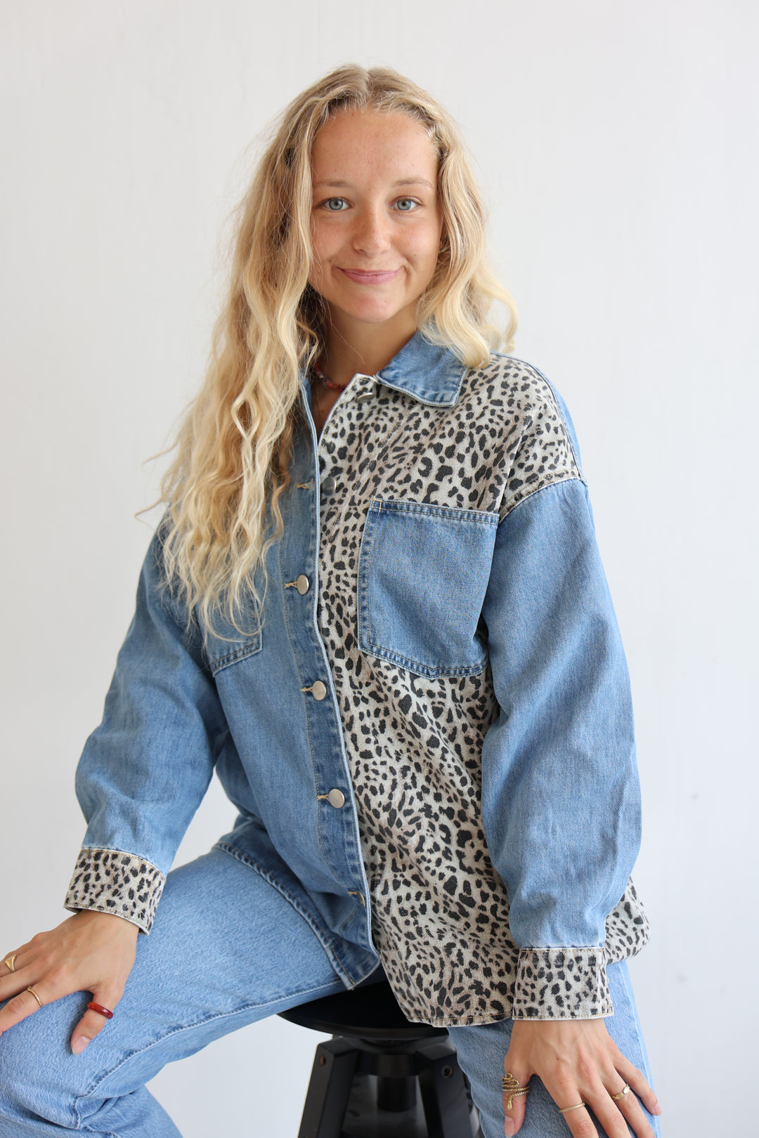 Oversize Jeanshemd mit Leoprint