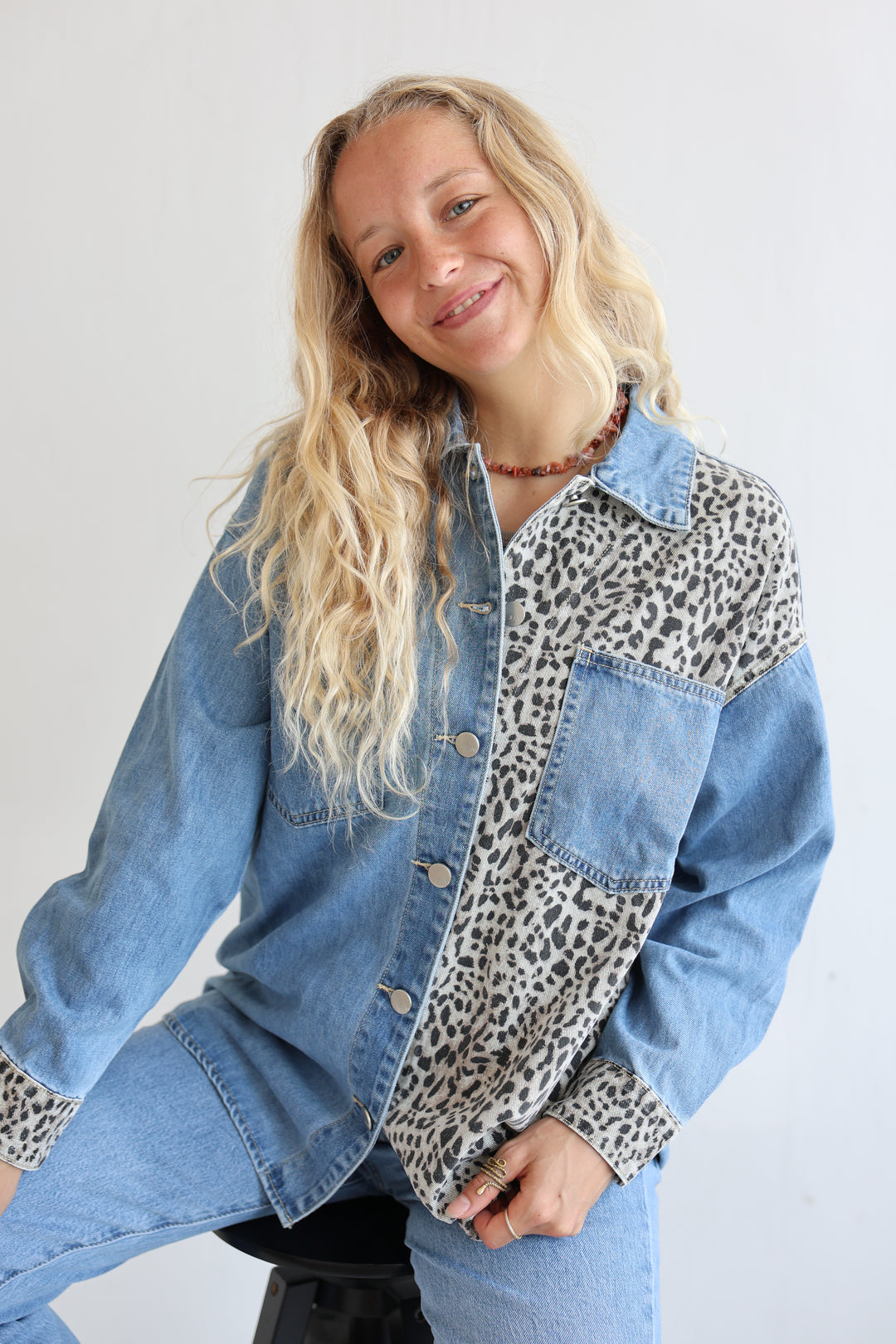 Oversize Jeanshemd mit Leoprint