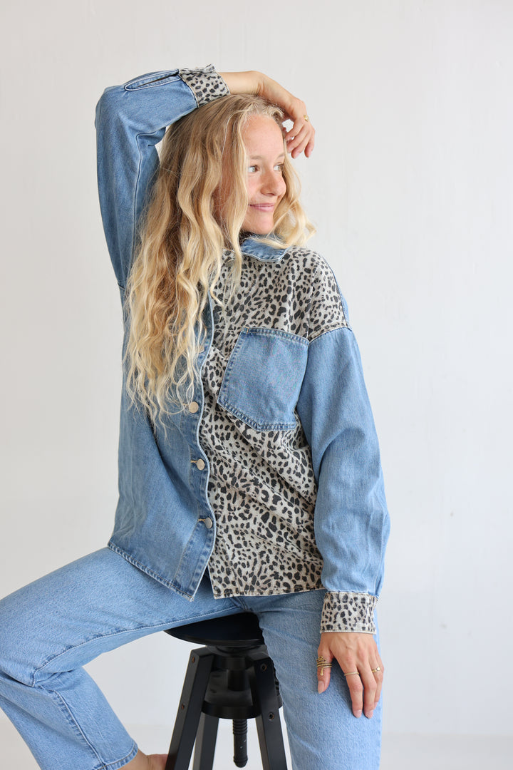 Oversize Jeanshemd mit Leoprint