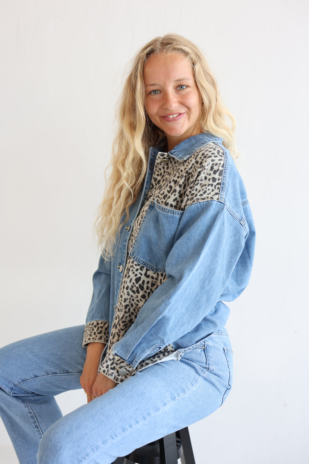 Oversize Jeanshemd mit Leoprint