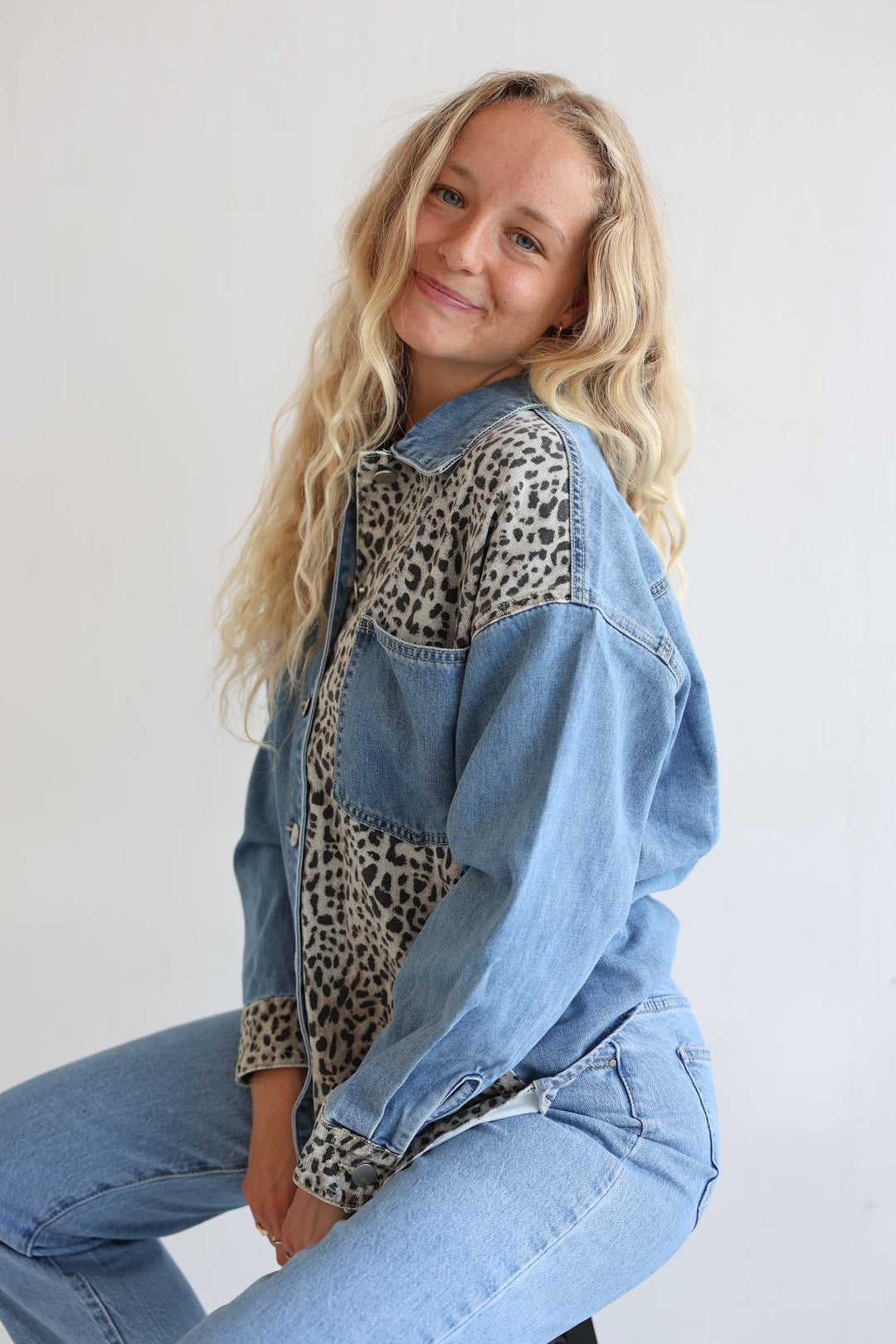 Oversize Jeanshemd mit Leoprint