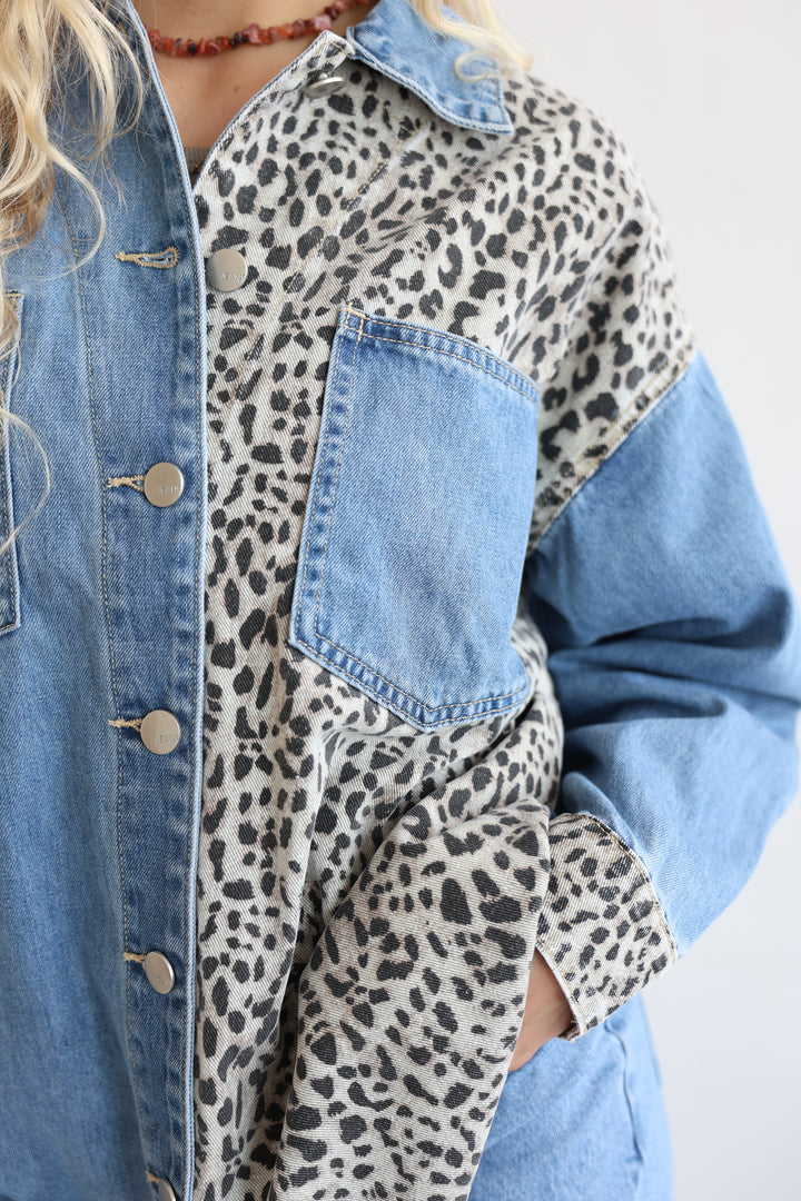 Oversize Jeanshemd mit Leoprint