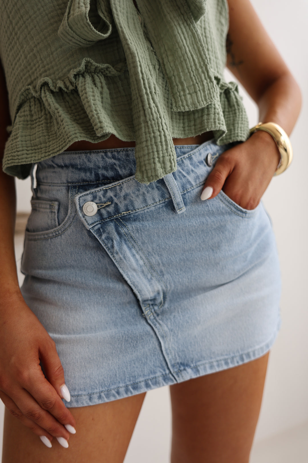 Asymmetrischer Mini-Jeanshosenrock Tara