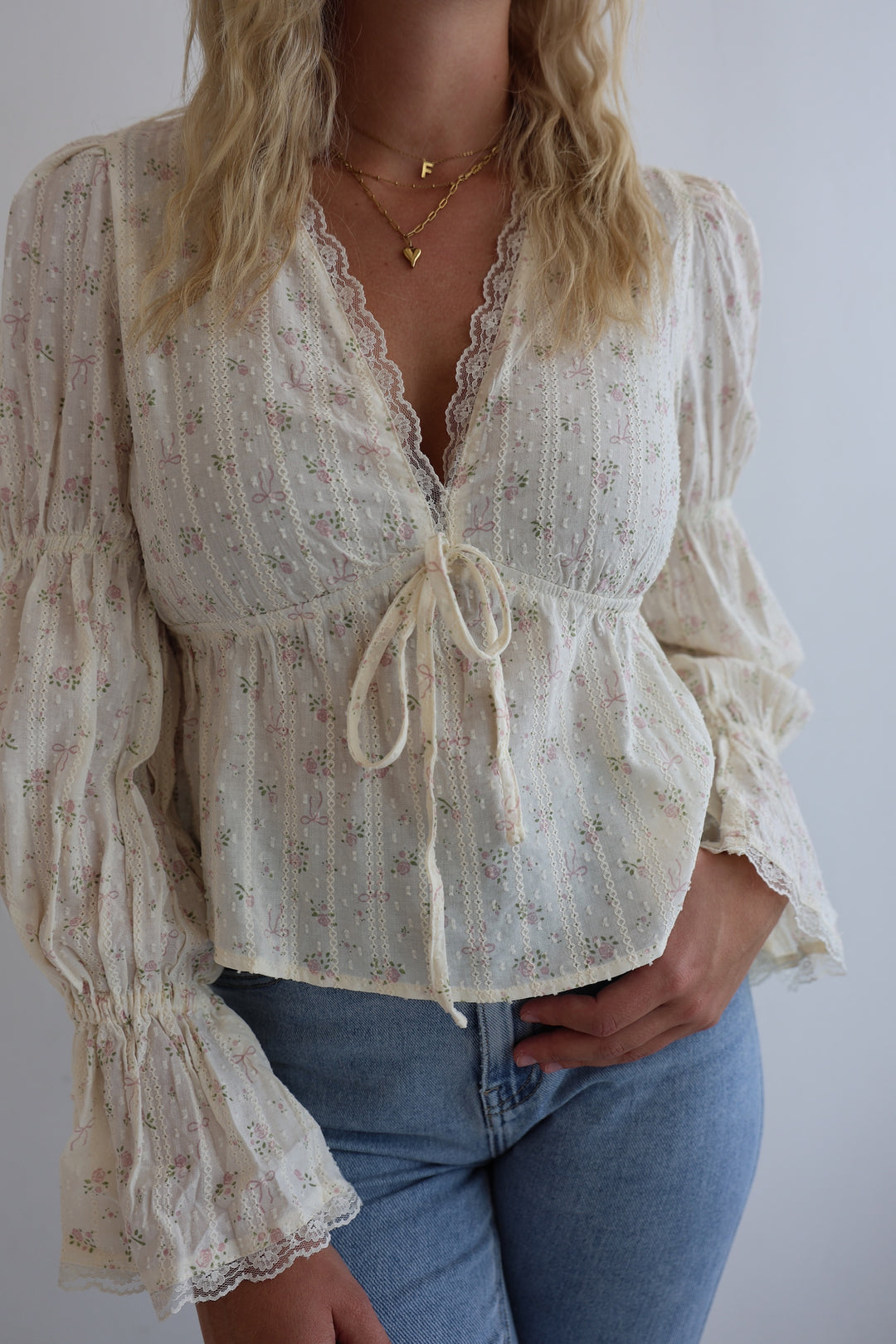 Schößchenbluse mit ausgestellten Ärmeln Hazel