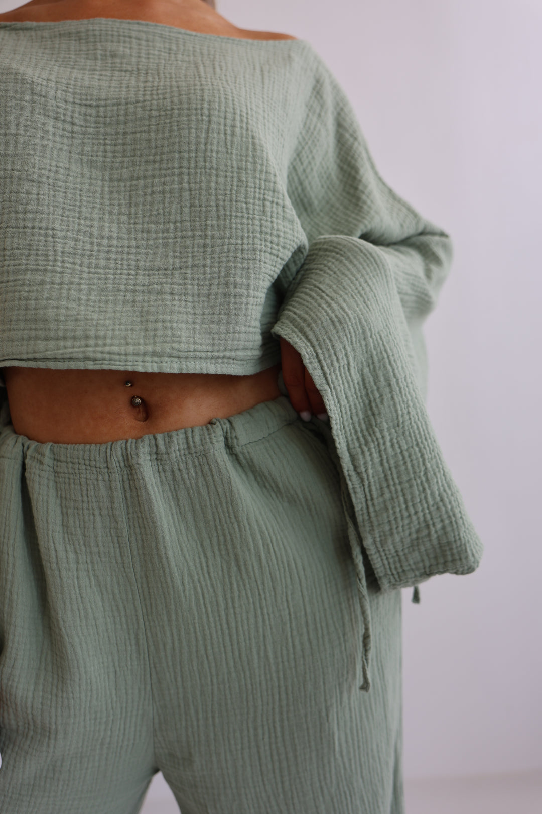 Zweiteiler aus Musselin mit Offshoulder-Shirt