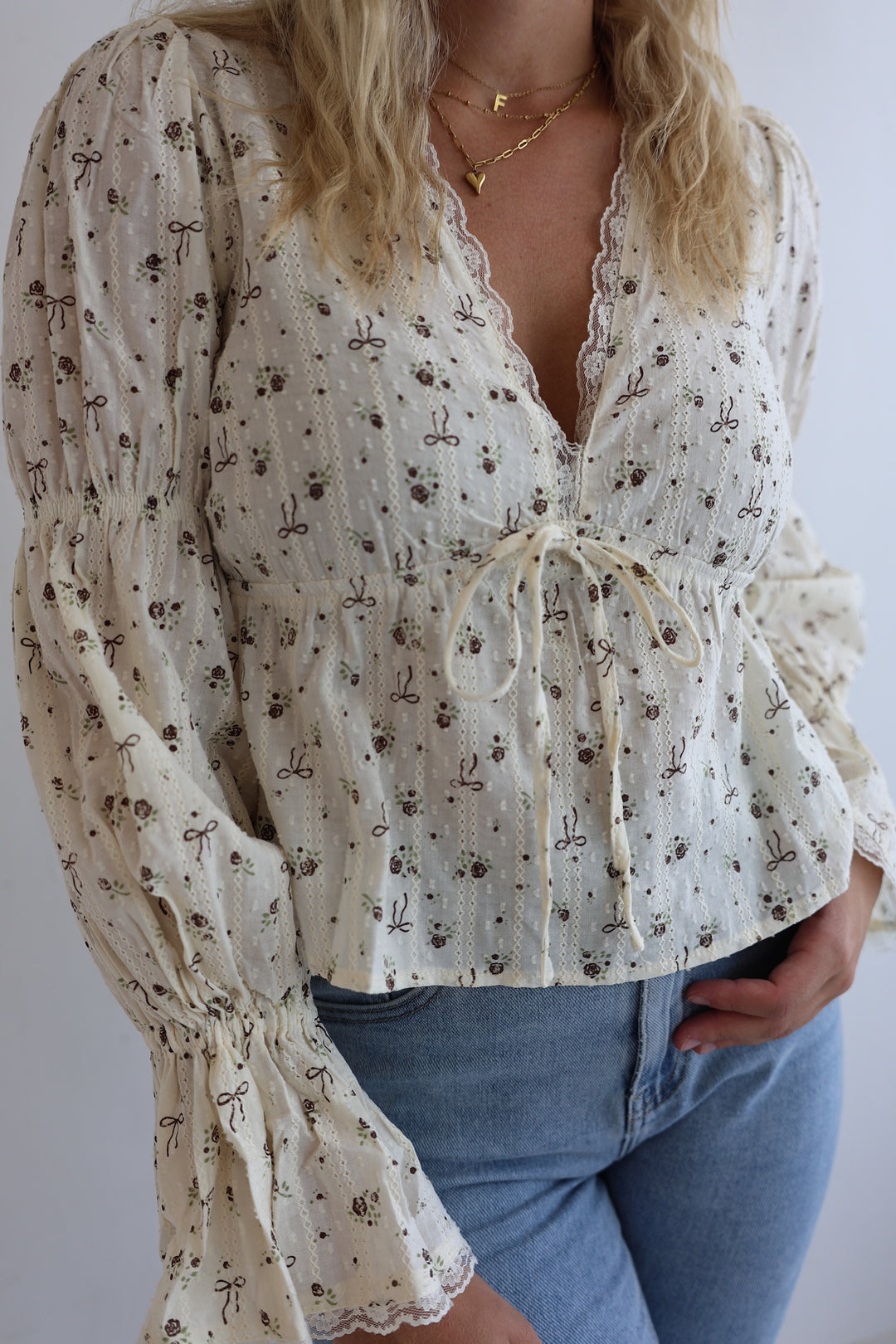 Schößchenbluse mit ausgestellten Ärmeln Hazel