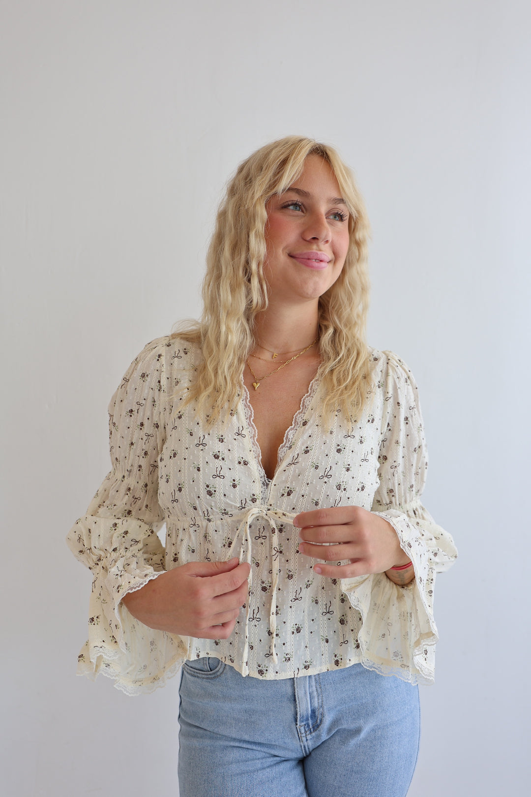 Schößchenbluse mit ausgestellten Ärmeln Hazel